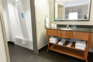 Free toiletries, hair dryer, towels - Hampton Inn & Suites Chesapeake-Square Mall (Chesapeake)