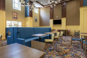 Lobby - Hampton Inn & Suites Williamsburg Historic District (Williamsburg)