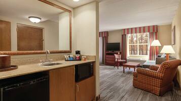 Signature Studio Suite, Multiple Beds | Minibar