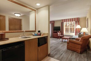 Signature Studio Suite, Multiple Beds | Minibar
