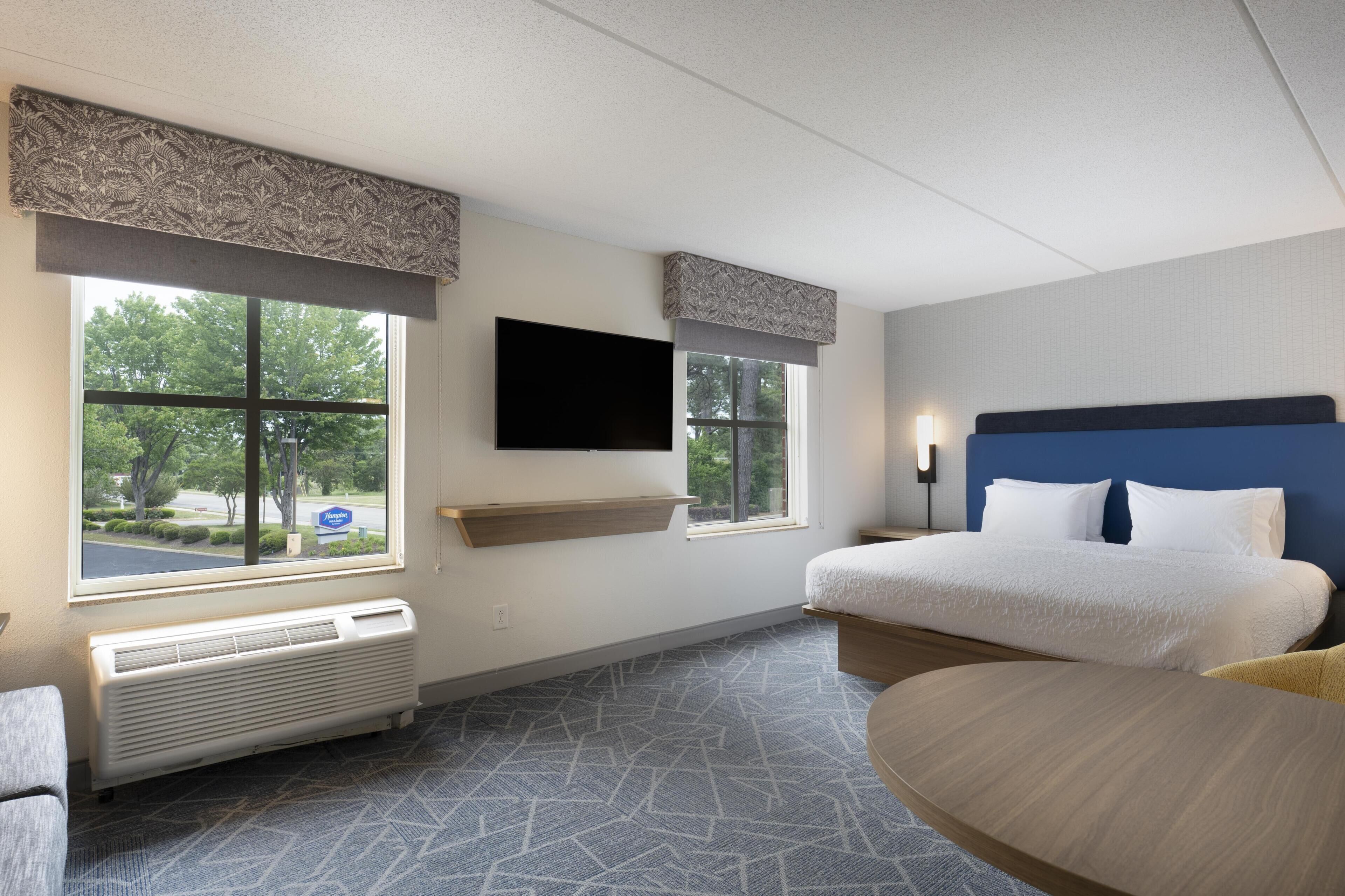 Signature Studio Suite, 1 King Bed with Sofa bed | Premium bedding, in-room safe, desk, laptop workspace
