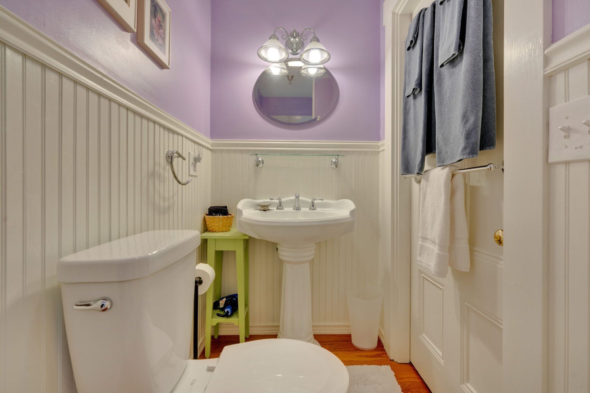 Baño con inodoro, lavamanos y espejo.