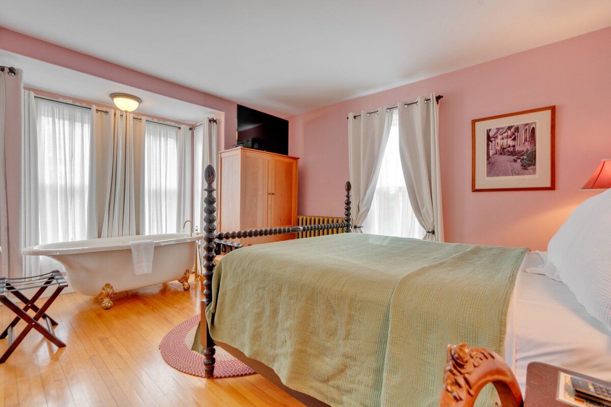 Habitación Deluxe doble, 1 cama de matrimonio, bañera de hidromasaje, planta baja | Ropa de cama de alta calidad, tabla de planchar con plancha, wifi gratis