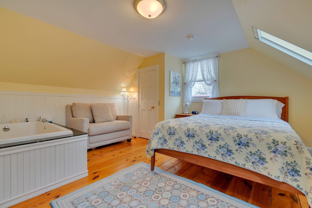 Habitación Deluxe doble, 1 cama de matrimonio, bañera de hidromasaje | Ropa de cama de alta calidad, tabla de planchar con plancha, wifi gratis