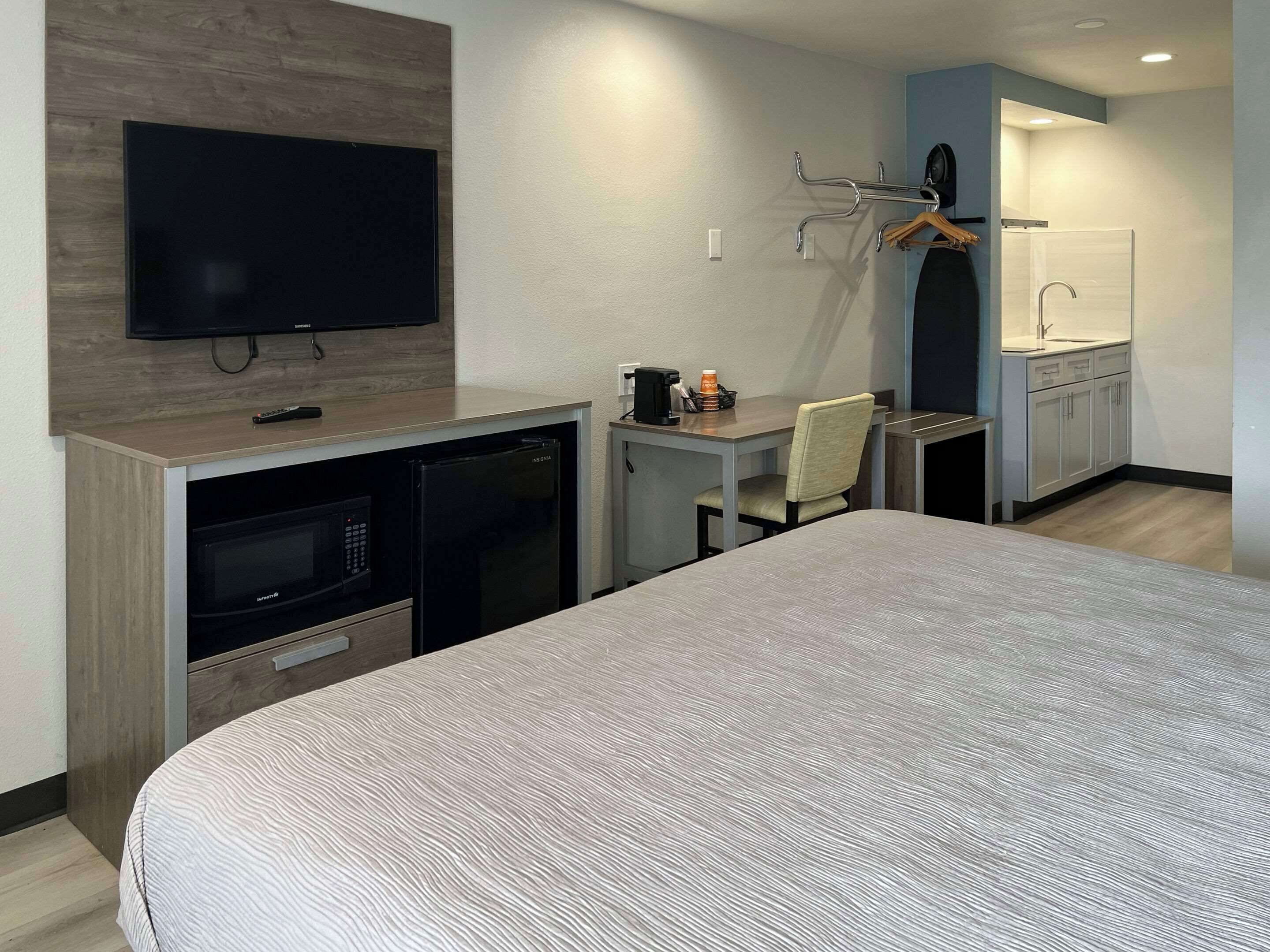 Skrivbord, arbetsyta för laptop och mörkläggningsgardiner