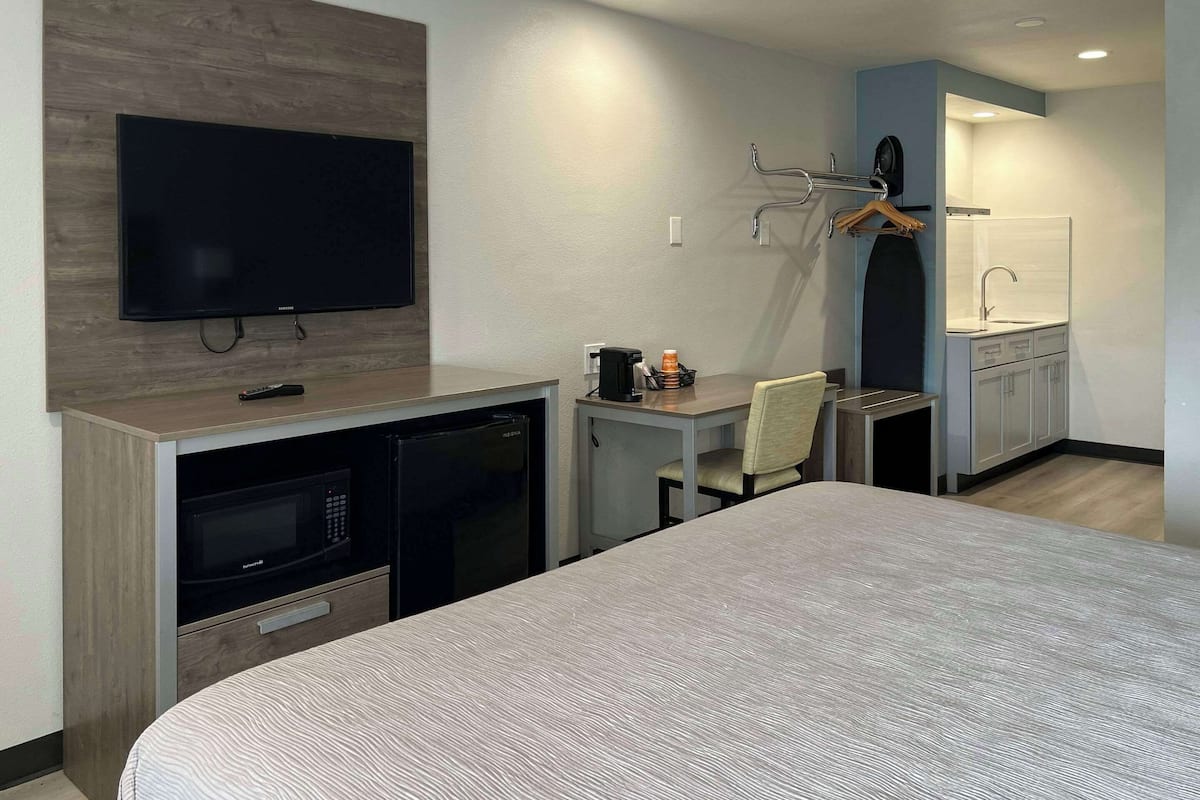 1 bedroom, desk, laptop workspace, blackout drapes