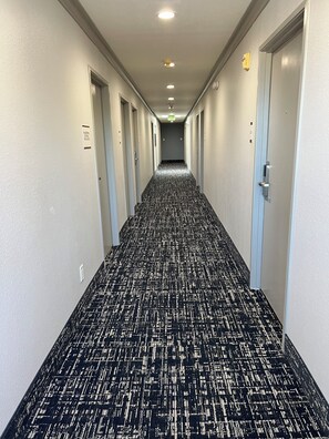 Hallway - Quality Inn Tracy I-205 (Tracy)