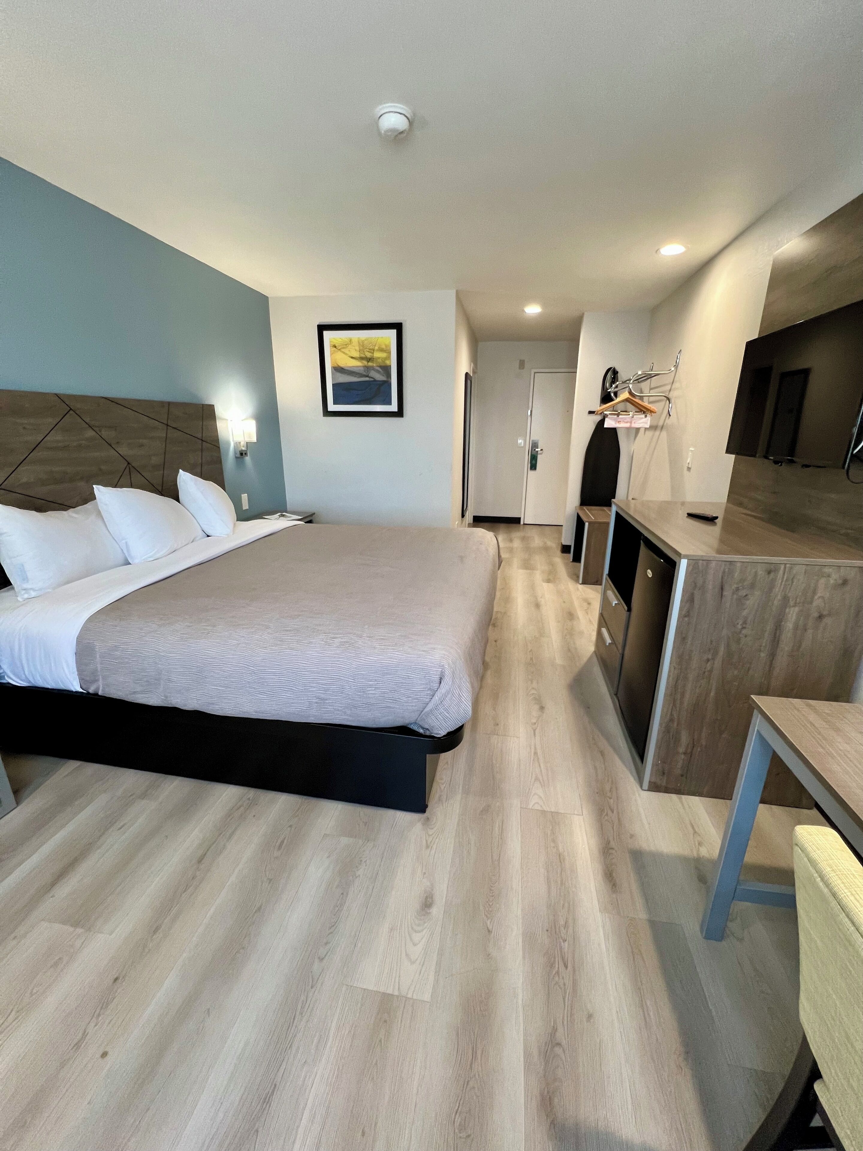 書桌、筆電工作空間、遮光布/窗簾、熨斗/熨衣板