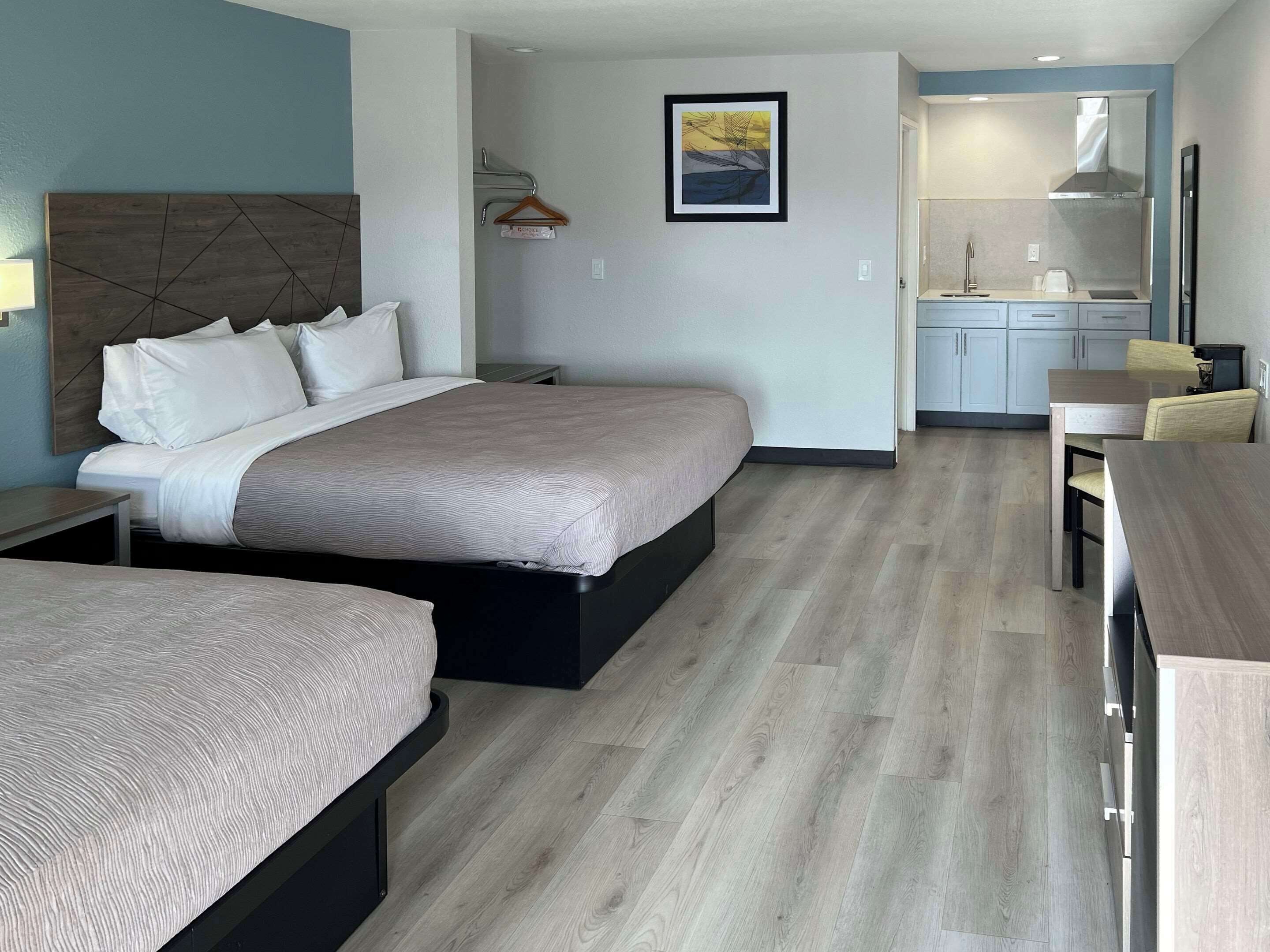 Skrivbord, arbetsyta för laptop och mörkläggningsgardiner