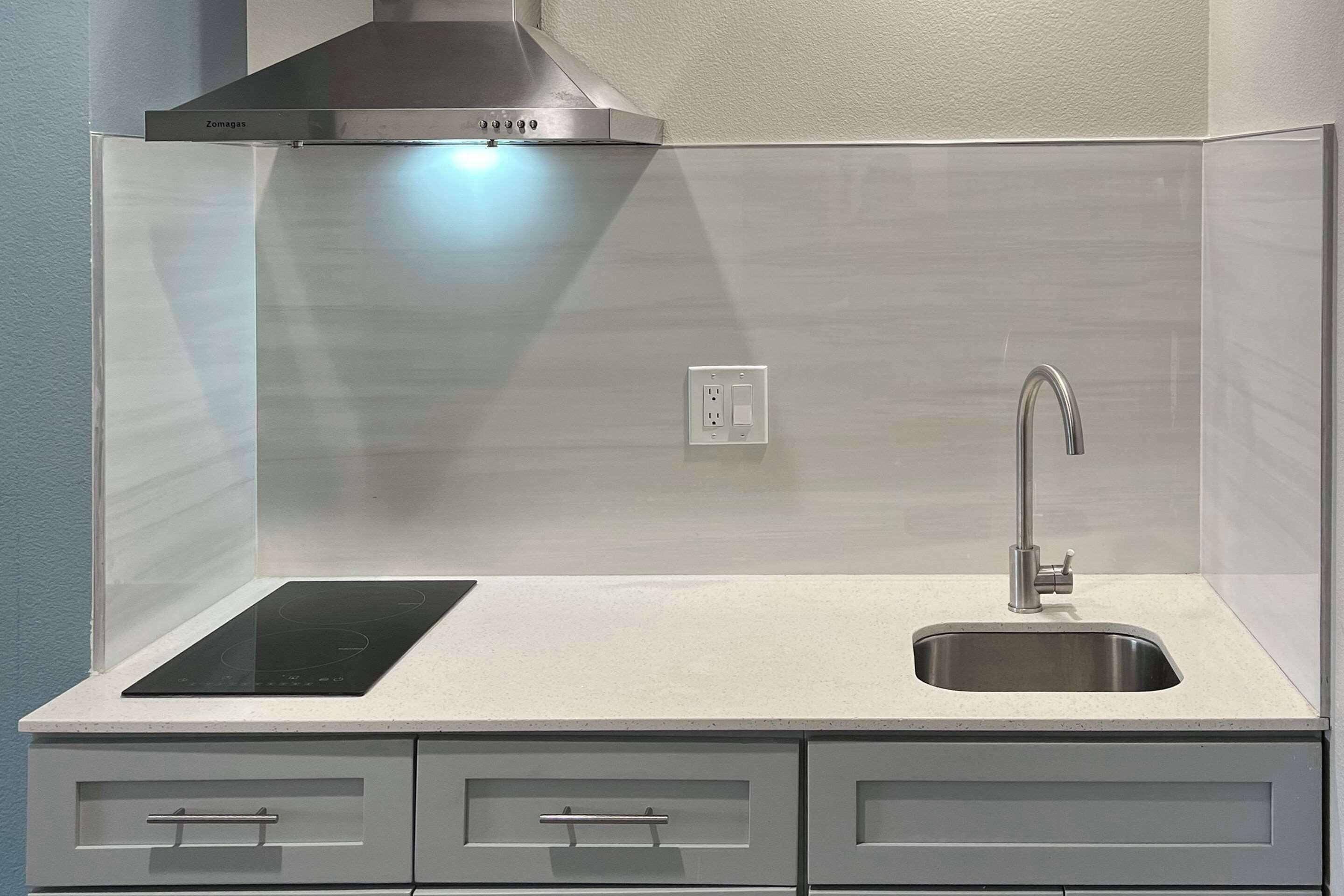 โต๊ะทำงาน, พื้นที่ทำงานแบบใช้แล็ปท็อป, ผ้าม่านกันแสง, เตารีด/โต๊ะรีดผ้า