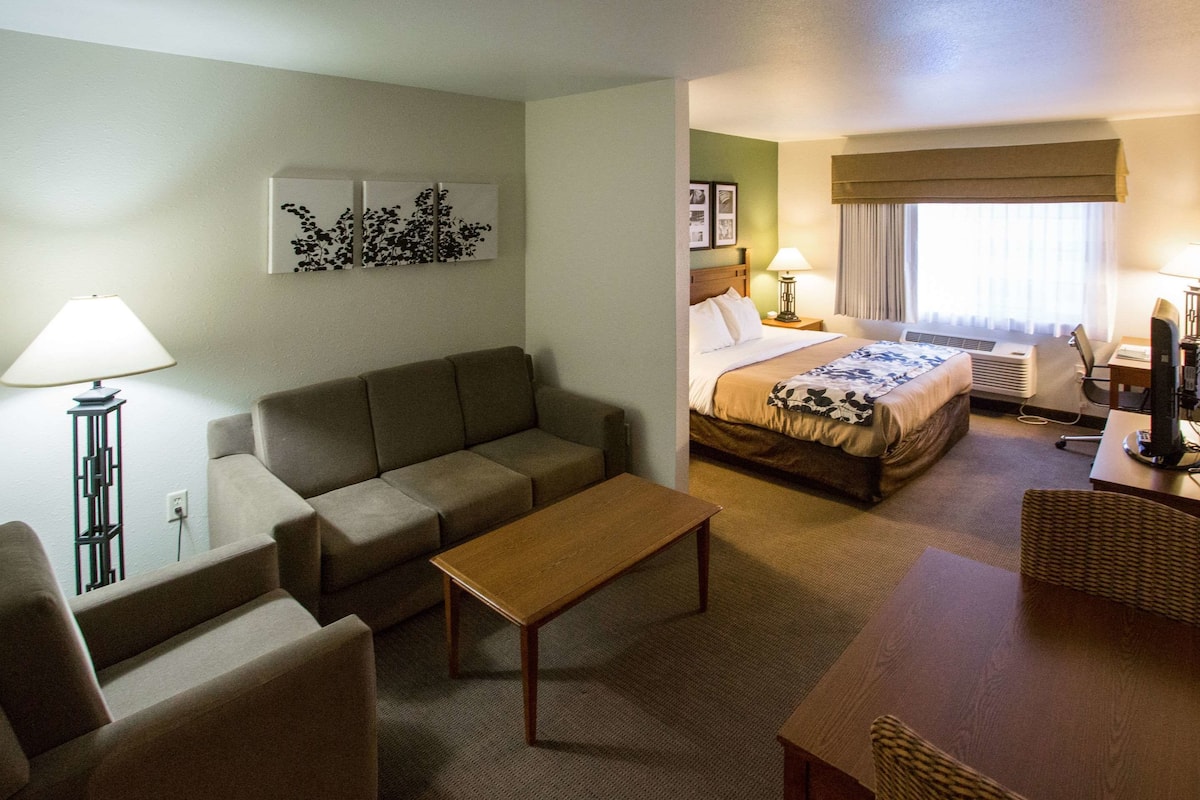 Suite, Non Smoking | Desk, blackout drapes, iron/ironing board, free cribs/infant beds