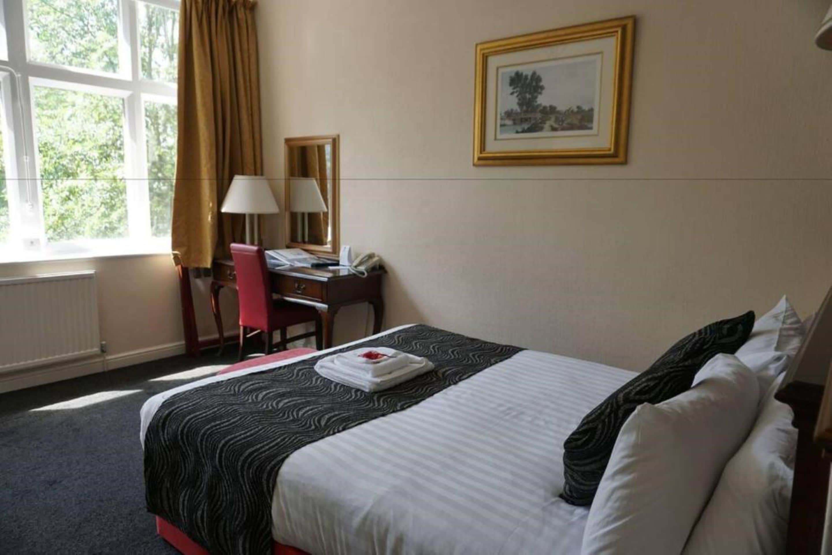 Escritorio, cortinas blackout y insonorización 