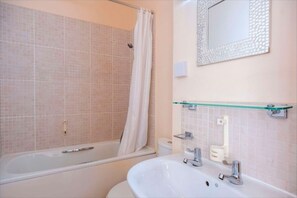 Shower, free toiletries, hair dryer, bathrobes - Broadfield Park Hotel Rochdale (Rochdale)