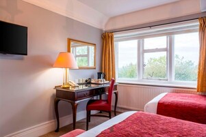 Escritorio, cortinas blackout y sistema de insonorización 