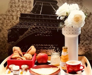 Daily continental breakfast (EUR 19 per person)