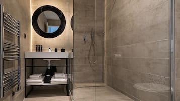 Articles de toilette de luxe, sèche-cheveux, peignoirs, chaussons