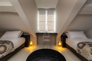 A bedroom with two beds, a window, and two bedside lamps. - Residence & Spa Le Prince Regent (Paris)