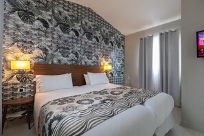 Premium bedding, minibar, in-room safe, laptop workspace - Residence & Spa Le Prince Regent (Paris)