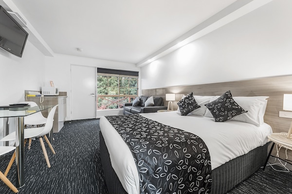 Habitación superior, 1 cama de matrimonio | Escritorio, tabla de planchar con plancha, wifi gratis