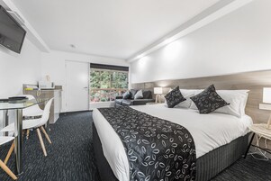 Superior Queen  | Desk, iron/ironing board, free WiFi