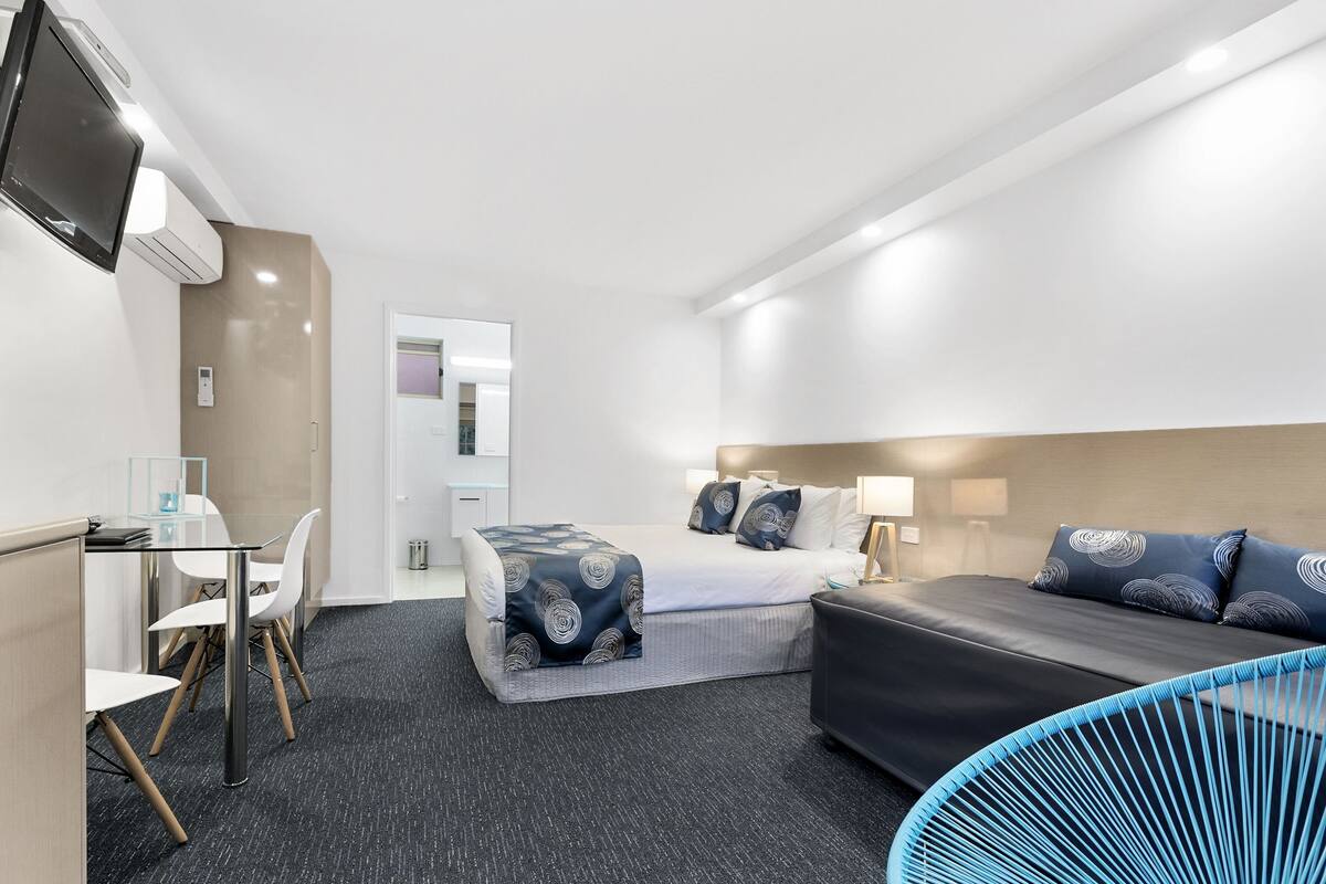 Desk, iron/ironing board, free WiFi