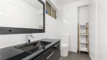Superior-Zimmer, 1 Queen-Bett | Badezimmer | Dusche, kostenlose Toilettenartikel, Haartrockner, Handtücher