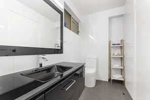 Superior Queen | Bathroom