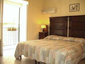 더블룸 | 각각 다른 스타일의 인테리어, 책상, 방음 설비, 다리미/다리미판