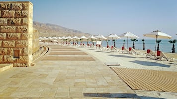 Playa privada, camastros, sombrillas y toallas de playa