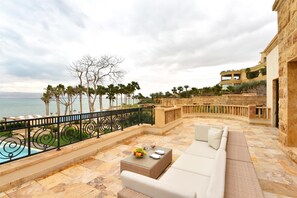 Free minibar, in-room safe, desk, blackout curtains - Kempinski Hotel Ishtar Dead Sea (Sweimeh)