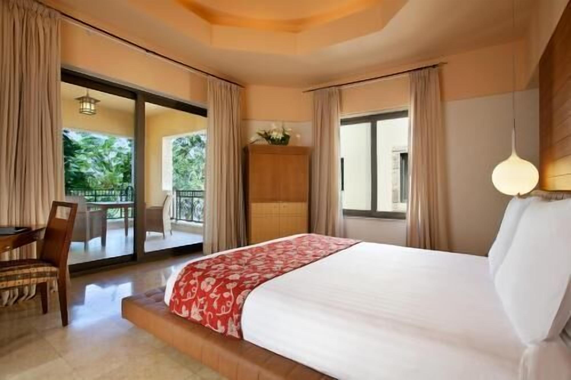 Artículos del minibar gratis y caja de seguridad en la habitación 