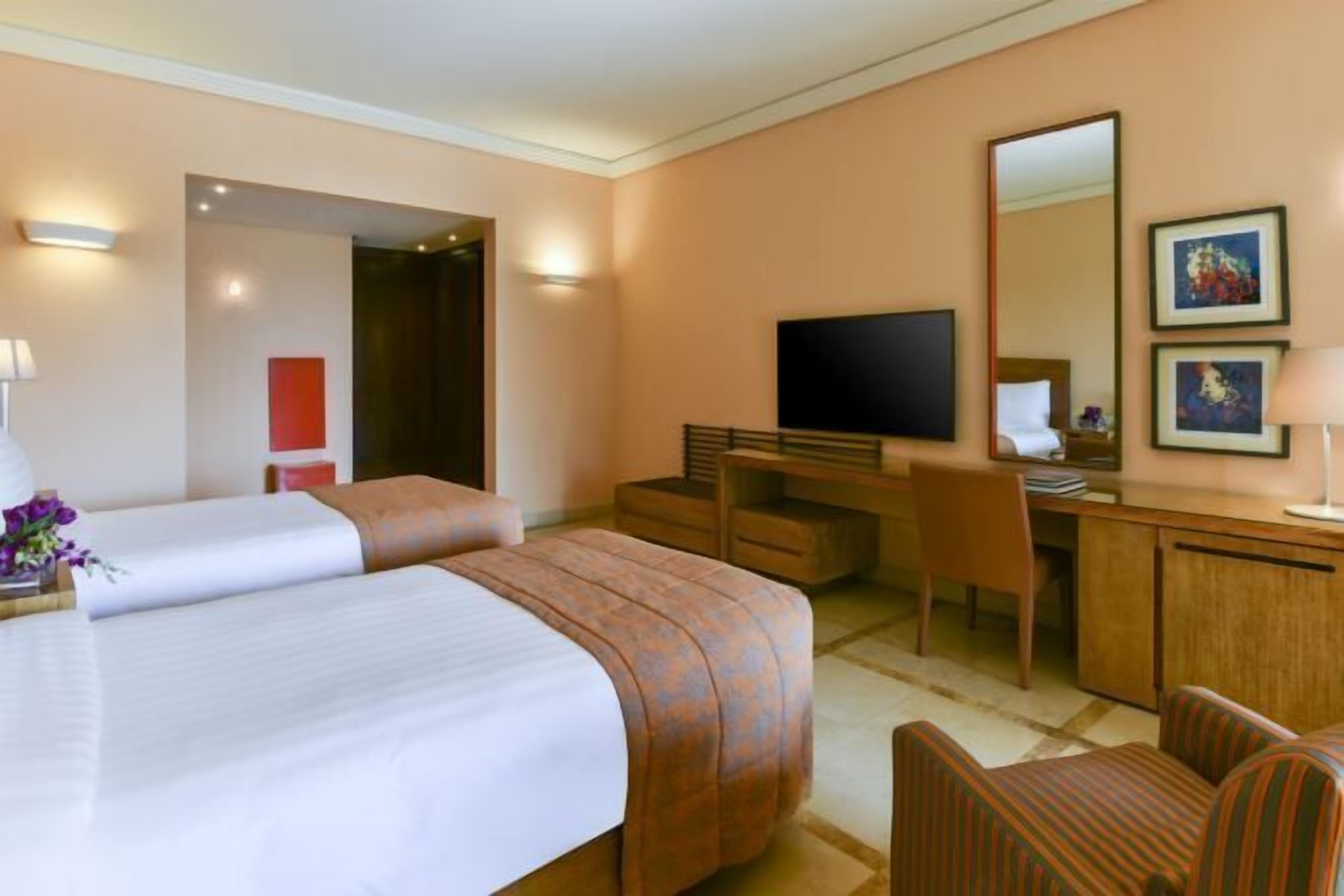 Artículos del minibar gratis y caja de seguridad en la habitación 