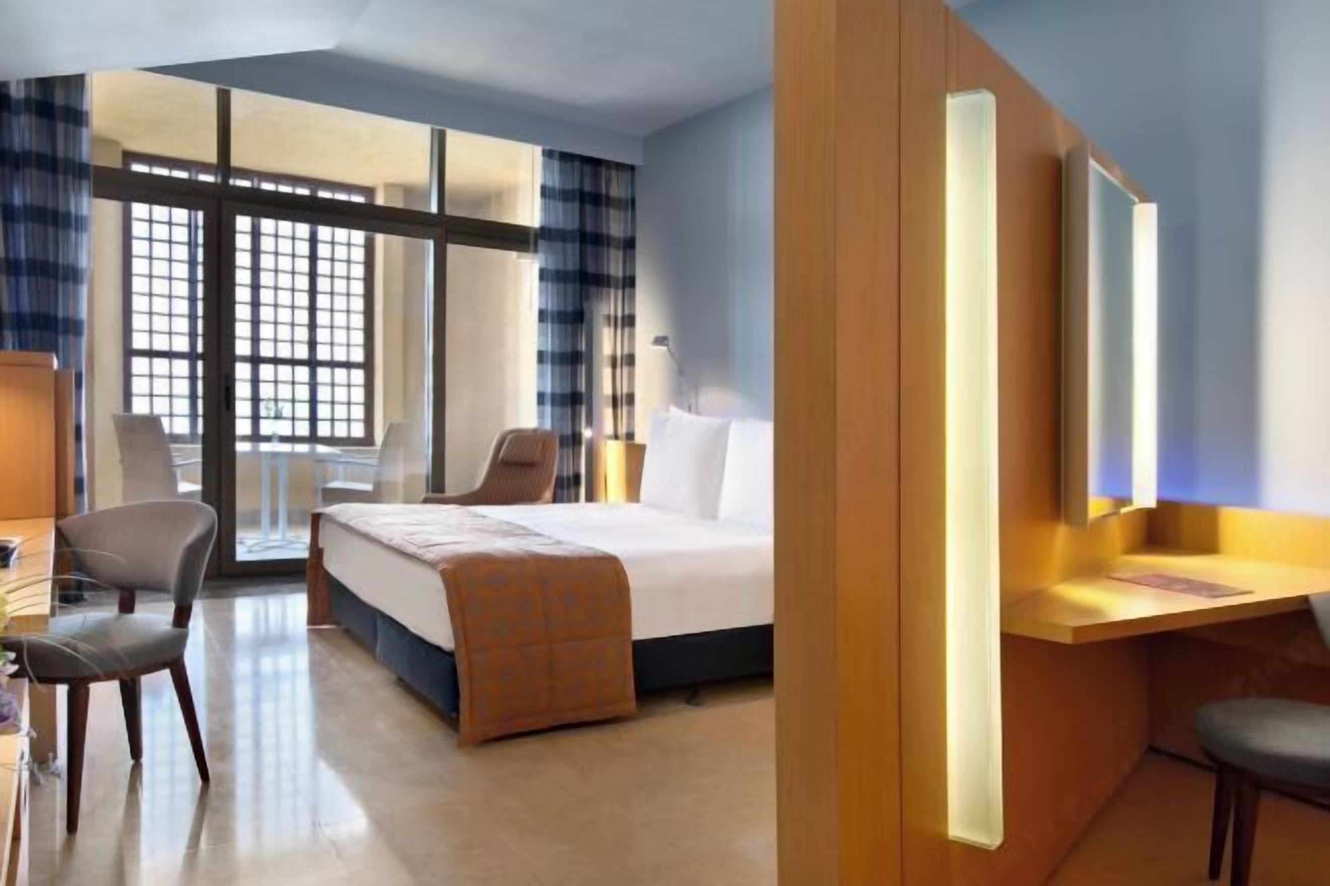 Artículos del minibar gratis y caja de seguridad en la habitación 