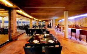 4 restaurants; breakfast, lunch, and dinner served