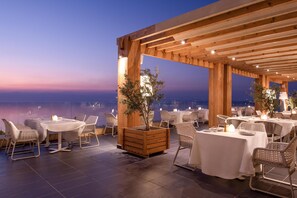 4 restaurants, breakfast, lunch, dinner served; international cuisine 