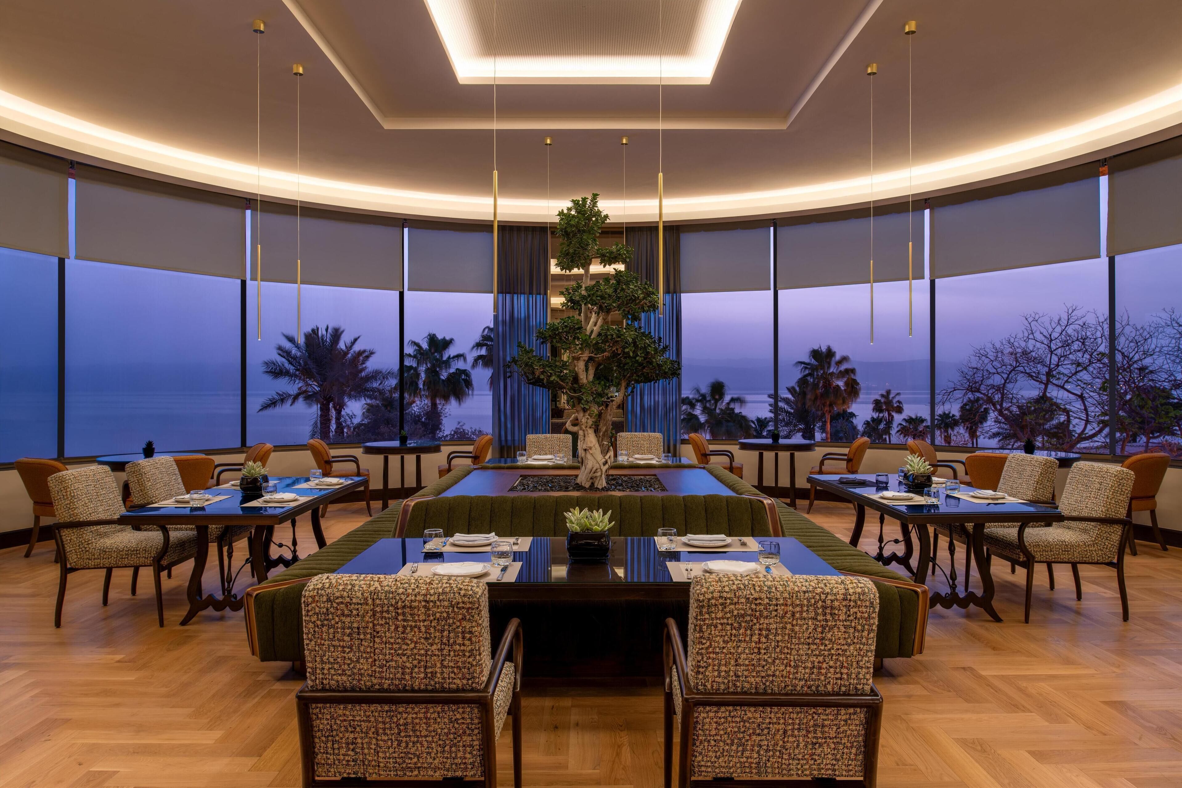 Lounge lobi dengan suguhan pemandangan laut