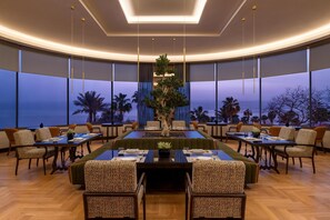 Ruang istirahat di lobi, pemandangan lautan 