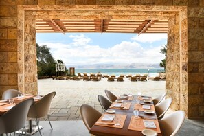 4 restoran, sarapan, makan tengah hari dihidangkan; masakan antarabangsa