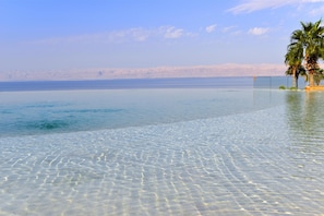 Indoor pool, 9 outdoor pools, pool umbrellas, pool loungers