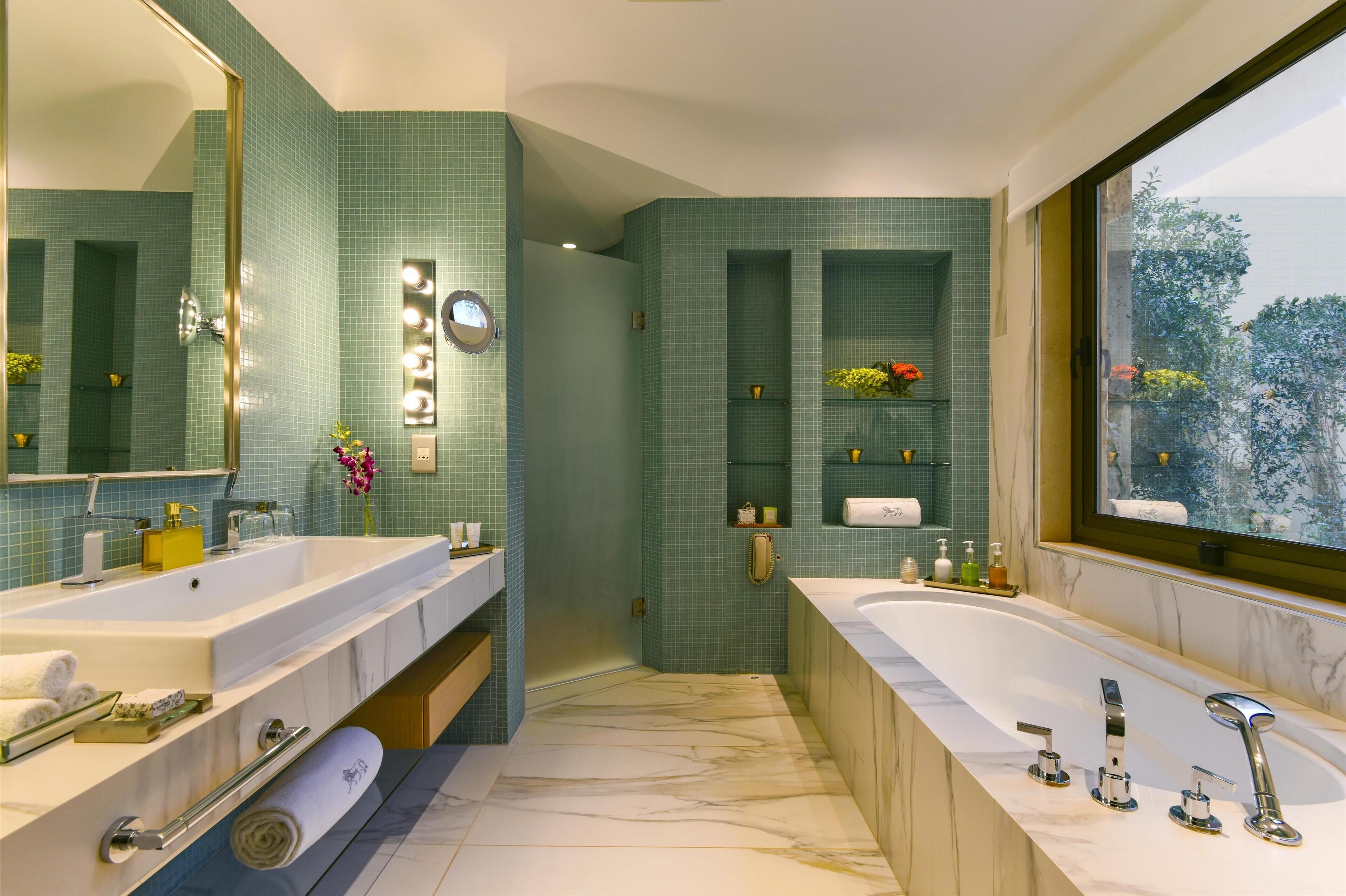 Un bagno moderno con due lavabi, una vasca da bagno spaziosa e un mobile lavabo con specchio.