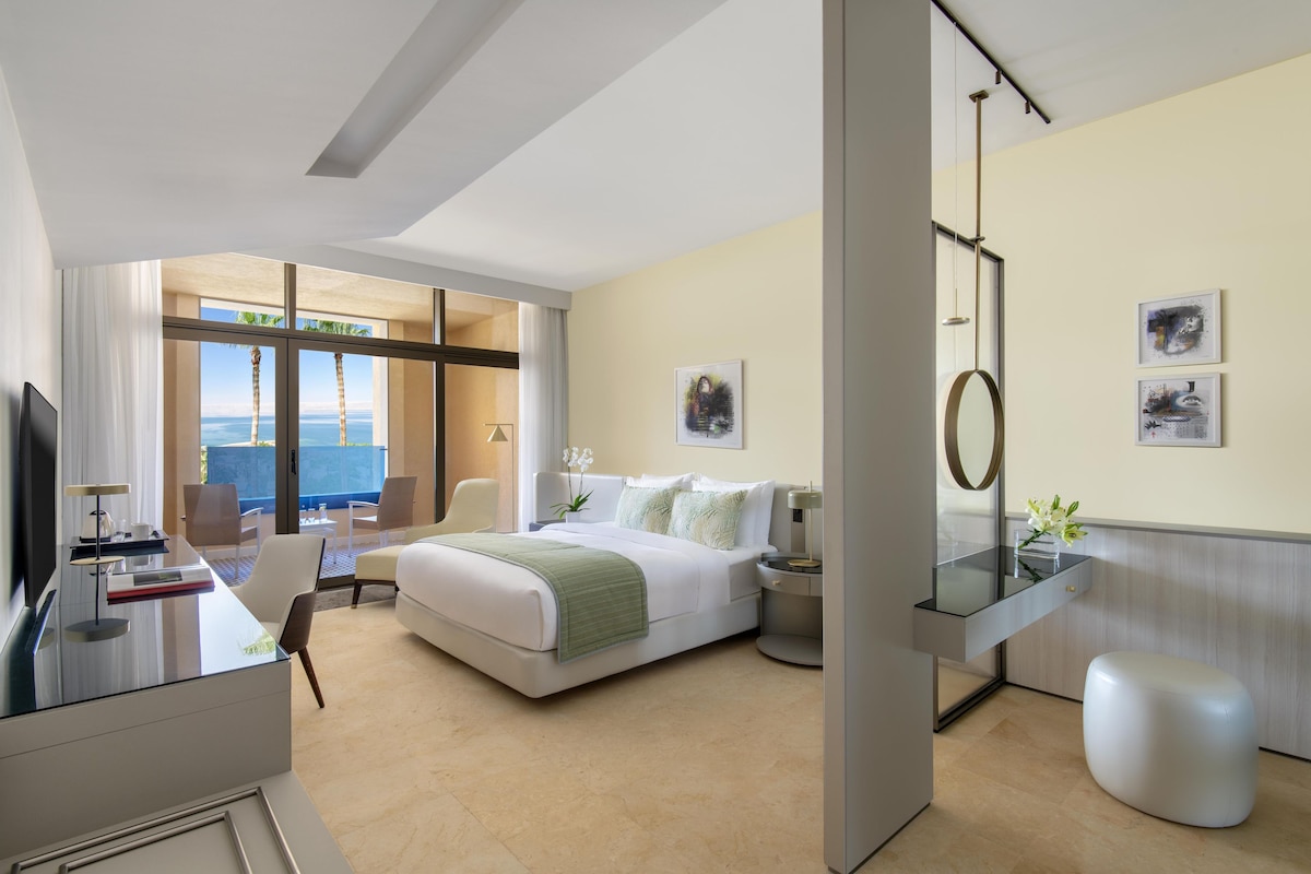Habitación superior (King) | Artículos del minibar gratis y caja de seguridad en la habitación 