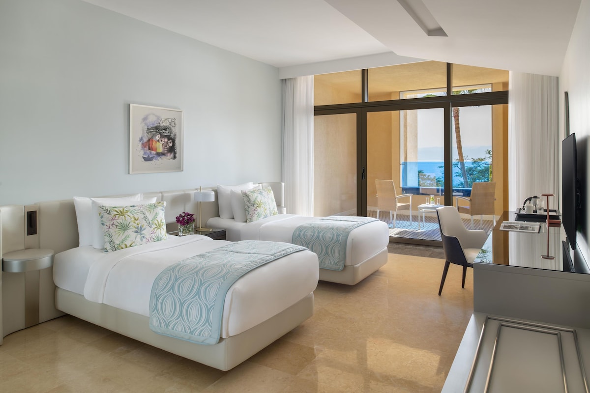 Habitación superior (Twin) | Artículos del minibar gratis y caja de seguridad en la habitación 