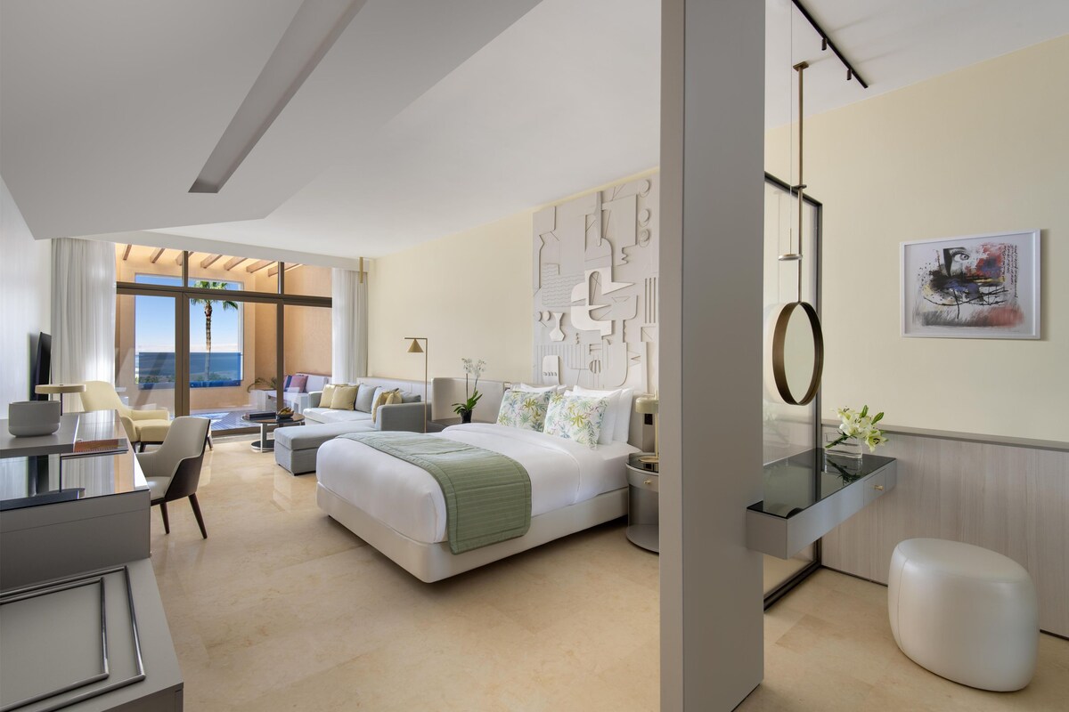 Suite junior | Artículos del minibar gratis y caja de seguridad en la habitación 
