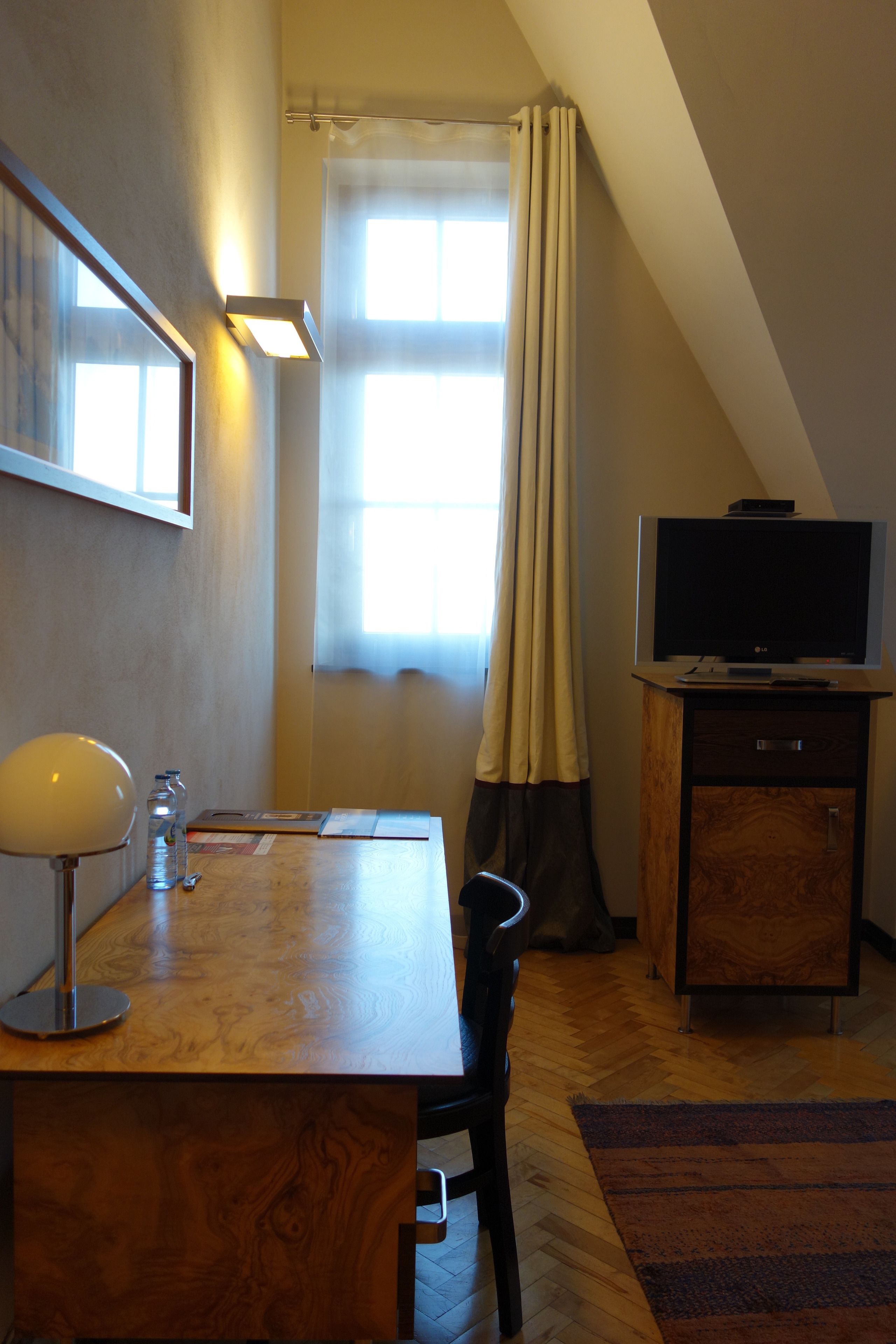 single room | room amenity