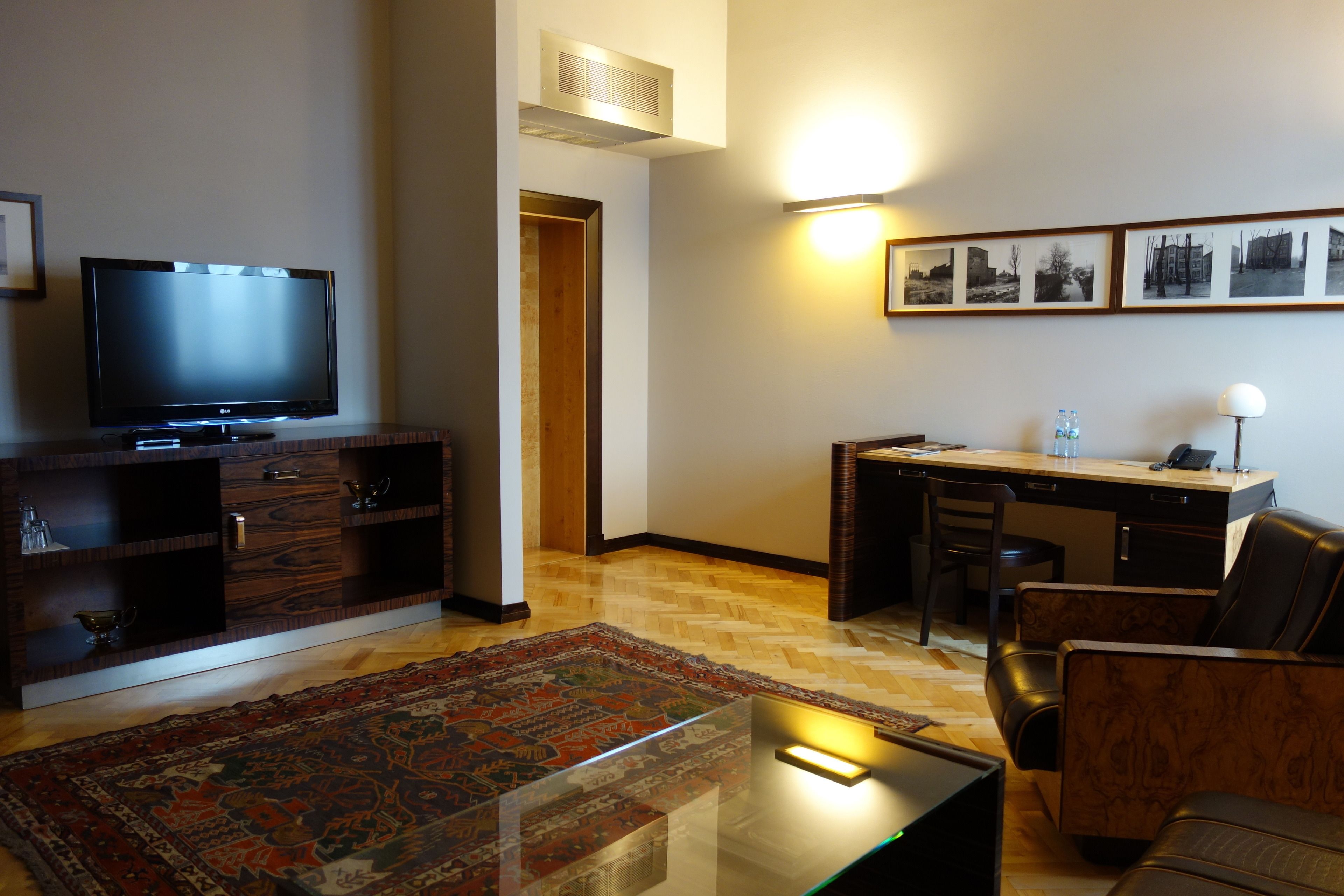 suite | living area | 32-cm tv with satellite channels, toys, heated floors