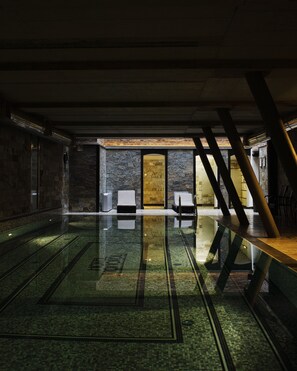 Piscine couverte, accès possible de 08 h 00 à 20 h 00, chaises longues 