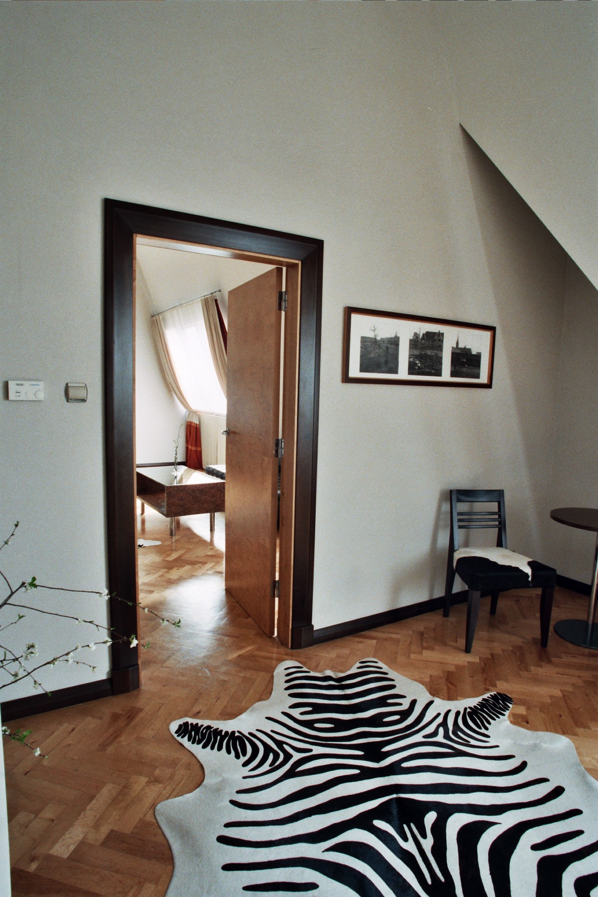 suite | living area | 32-cm tv with satellite channels, toys, heated floors