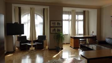 En 32-centimeters TV med Parabol-TV samt leker og oppvarmet gulv