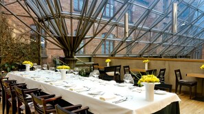 2 restaurants, lunch, dinner served; international cuisine 