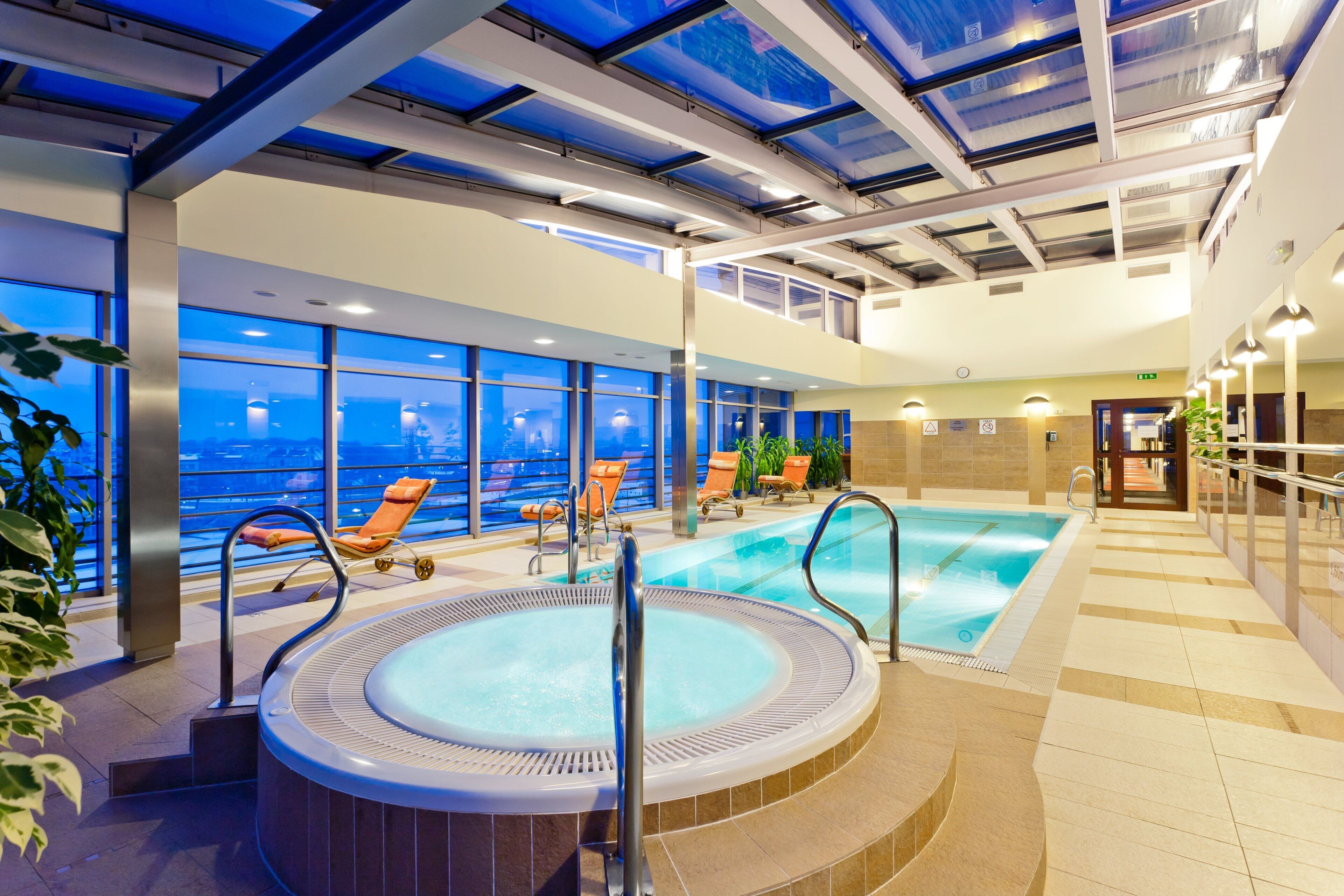 실내 수영장, 07:00 ~ 22:00 오픈, 일광욕 의자